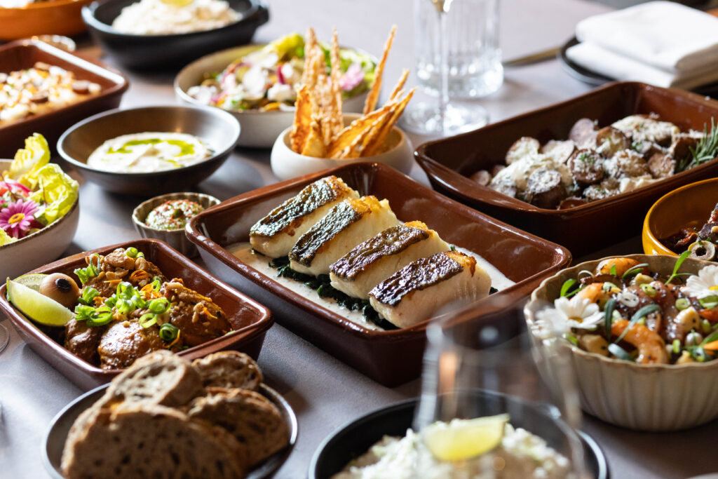 Gedekte tafel met bistrogerechten om te delen